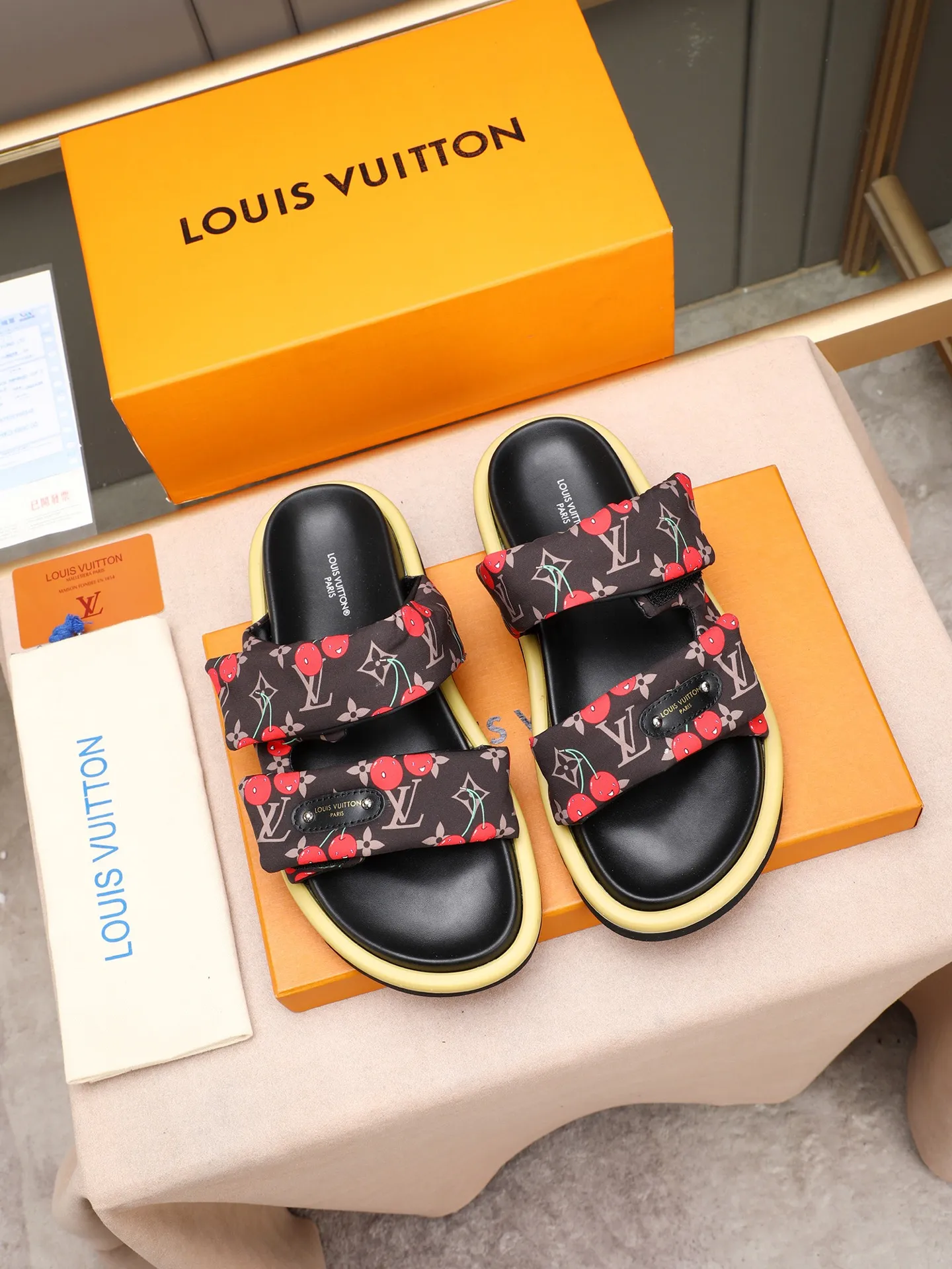 PP360 [LOUIS VUITTON] Louis Vuitton, LV printing, men's and women's slippers are on the market. The drawer box packaging comes with a cloth bag and a card. The upper pattern looks very soft and waxy, and it is a super versatile leg slimming tool. Fabric: imported denim/canvas/old fabric, LV hardware LOGO, official website pattern printing, comfortable to wear, feet: high-elastic PU water table. Sole: foam sole, heel height: about 5cm. Code number: 35-46, 35, 45, 46 are custom-made and non-returnable. Color: multiple colors and styles available.